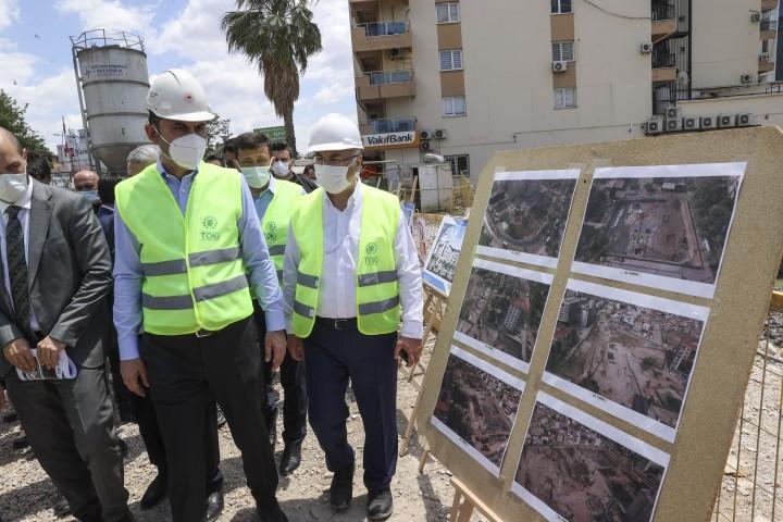 Çevre ve Şehircilik Bakanı Murat Kurum, İzmir'de 30 Ekim depreminden en fazla hasar gören Bayraklı ilçesinde depremzedeler için yapımı süren konut projelerini inceledi. ( Abdulhamit Topal - Anadolu Ajansı )