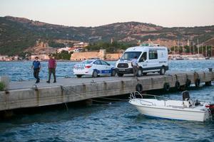 İzmir'in Foça ilçesinde bir teknenin batması sonucu ilk belirlemelere göre 2'si çocuk 4 kişi öldü, kaybolan bir çocuk için arama kurtarma çalışması başlatıldı. Cesetler incelemenin ardından Foça Devlet Hastanesi Morguna kaldırıldı.  ( Halil Fidan - Anadolu Ajansı )