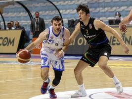 Büyükçekmece Basketbol, ING Basketbol Süper Ligi'nde Aliağa Petkim Spor ile karşılaştı. Büyükçekmece Basketbol oyuncusu Matthew Thomas Farrell (solda), bir pozisyonda Aliağa Petkim Spor basketbolcusu Boran Güler (2) ile mücadele etti. ( Esra Bilgin - Anadolu Ajansı )