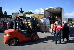 İzmir'den Valilik koordinasyonuyla deprem bölgesine 101 tır yardım gönderildi