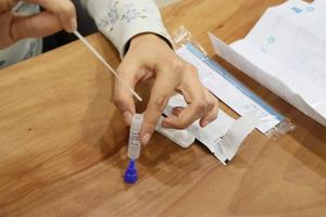 İzmir'de kurulu tıbbi malzeme firması TÜRKLAB, geliştirdiği ev tipi Kovid-19 testinin onay almasının ardından Almanya'daki eczane ve marketlerde satış için hazırlıklara başladı. ( Yusuf Şahbaz - Anadolu Ajansı )