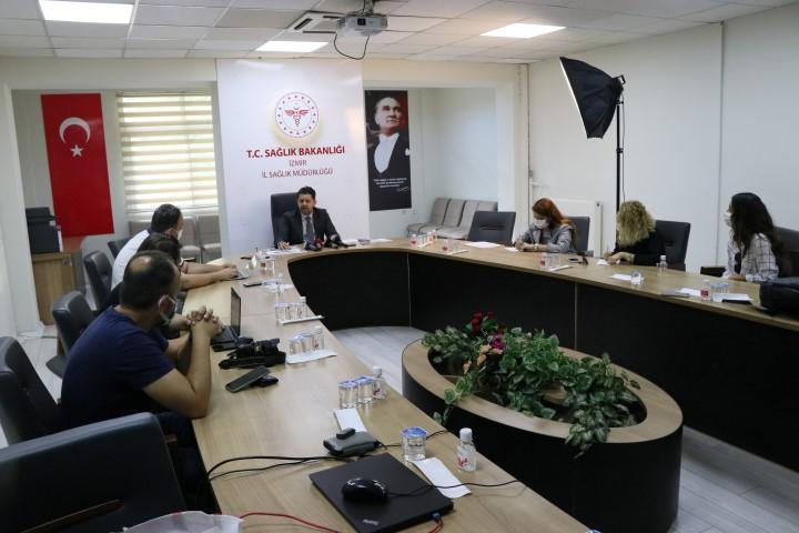 İzmir İl Sağlık Müdürü Mehmet Burak Öztop (ortada), İzmir'de ilk doz aşı uygulanan kişi sayısının 1 milyon 421 bin 862'ye ulaştığını bildirdi. Mehmet Burak Öztop, İl Sağlık Müdürlüğünde düzenlediği basın toplantısında, İzmir'in vaka sayısında 61. sıraya gerilediğini belirtti. ( Tezcan Ekizler - Anadolu Ajansı )
