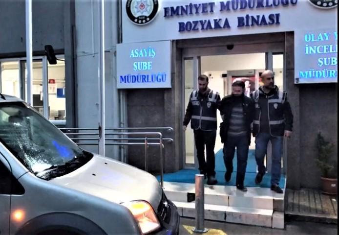 İzmir'de terör örgütü DEAŞ'a eleman kazandırdıkları iddia edilen 8 şüpheli gözaltına alındı. ( İzmir Emniyet Müdürlüğü - Anadolu Ajansı )
