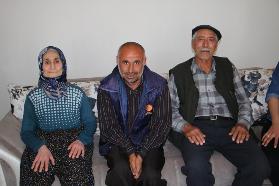 İzmir'in Kınık ilçesinde yaşayan ve 18 gündür kendisinden haber alınamayan 44 yaşındaki engelli Fatih Aslan (ortada), bulunarak ailesine teslim edildi.  ( Cevdet Sen - Anadolu Ajansı )