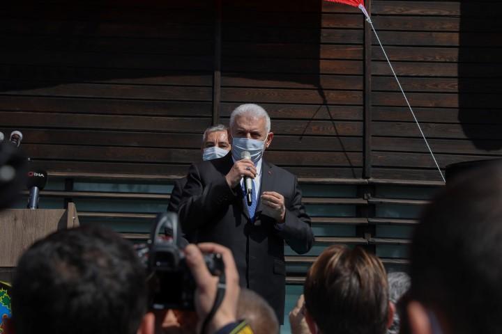 AK Parti Genel Başkanvekili ve İzmir Milletvekili Binali Yıldırım, İzmir'in Menemen ilçesinde bazı temaslarda bulundu. Menemen Belediyesini ziyaret eden Yıldırım, burada konuşma yaptı. ( Lokman İlhan - Anadolu Ajansı )