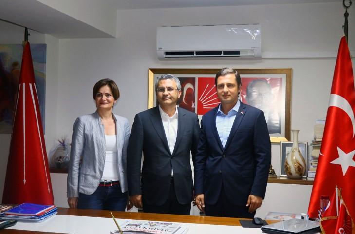 CHP Genel Başkan Yardımcısı Oğuz Kaan Salıcı (ortada) ve CHP İstanbul İl Başkanı Canan Kaftancıoğlu (solda), partisinin İzmir İl Başkanı Deniz Yücel'i (sağda) ziyaret etti. ( Yusuf Şahbaz - Anadolu Ajansı )