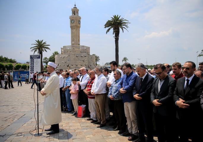 Hayatını kaybeden Mısır'ın demokratik yollarla seçilmiş ilk Cumhurbaşkanı Muhammed Mursi için İzmir Konak Meydanı'nda gıyabi cenaze namazı kılındı. ( Mahmut Serdar Alakuş - Anadolu Ajansı )