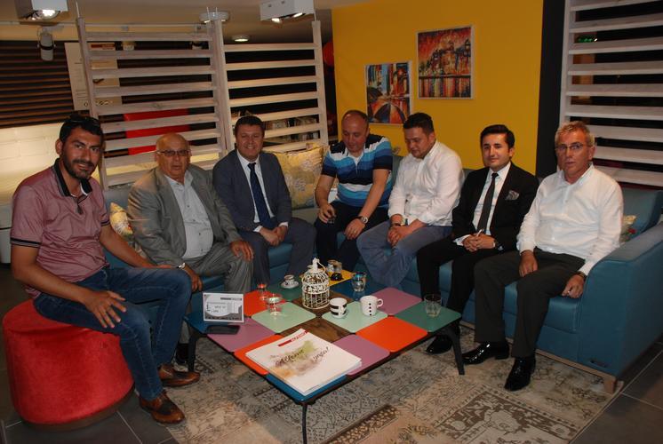 Mağaza sahipleri; açılışa gelen misafirleri Alfemo’nun rahat koltuklarında ağırladılar.
