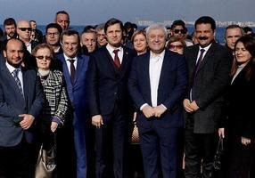 CHP İzmir 37. Olağan Kongresinde yeniden il başkanlığına seçilen Deniz Yücel, mazbatasını alarak görevine başladı. Yücel ve il yönetim kurulu üyeleri ve partililer Cumhuriyet Meydanı'na gelerek, Atatürk Anıtı'na çelenk koydu. Çelenk koyma törenine CHP Genel Başkan Yardımcısı Tuncay Özkan, İzmir milletvekilleri ve belediye başkanları da katıldı.  ( Tezcan Ekizler - Anadolu Ajansı )