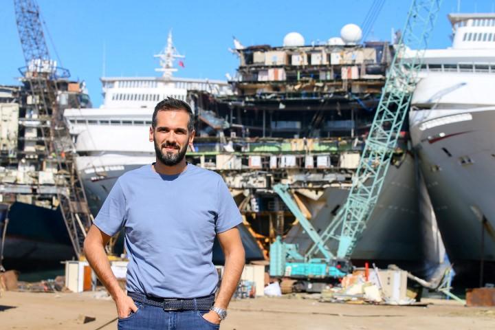 Kuru yük gemilerinden tankerlere, savaş gemilerinden yüzen otellere kadar çok farklı kullanım amaçlarına hizmet eden yüzlerce dev gemi, ömürlerini tamamladıktan sonra Aliağa'daki gemi geri dönüşüm bölgesinde ekonomiye kazandırılıyor. Dünya Gemi Geri Dönüşüm Sanayicileri Birliği ve Şimşekler Gemi Söküm Tersanesi Yönetim Kurulu Üyesi Orbay Şimşek (fotoğrafta) gemi söküm ve geri dönüşümüne ilişkin bilgiler verdi. ( Mehmet Emin Mengüarslan - Anadolu Ajansı )
