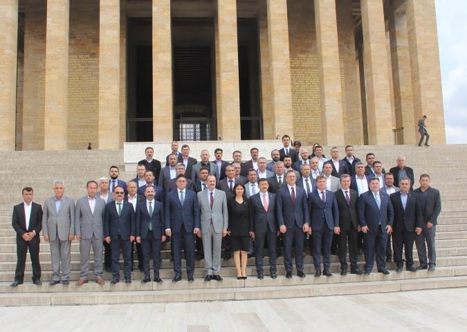 31 Mart Mahalli İdareler Genel Seçimleri'nde İzmir'in Kınık, Kiraz, Bayındır, Bergama ve Aliağa ilçelerinde seçimi kazanan Cumhur İttifakı'nın belediye başkanları, mazbatalarını almalarının ardından ilk toplu ziyaretlerini Anıtkabir'e gerçekleştirdi. ( Hamza Dağ Basın Bürosu - Anadolu Ajansı )