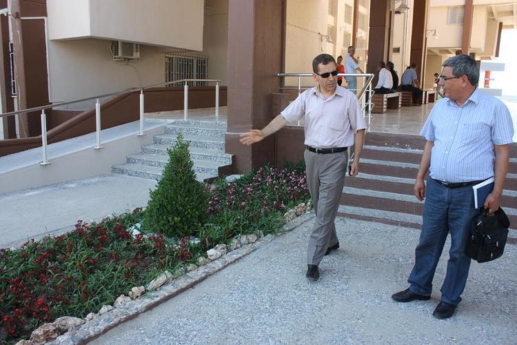 Kaymakam Yılmaz; “Tahliye borularını, özellikle bodrumda ve binanın yanında bulunan kapalı alandaki atık su borularını yenilettik. Binanın bodrumuna, temeline giden suları kestik” dedi.