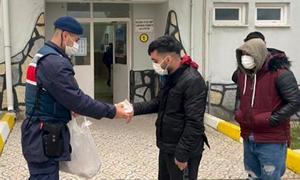 İzmir'in Urla ilçesinde yasa dışı yollarla yurt dışına geçmeye çalıştıkları belirlenen iki kamyon içerisindeki 152 düzensiz göçmen yakalandı, organizatör olduğu öne sürülen 2 şüpheli yakalandı. Düzensiz göçmenlerin adli ve idari işlemlerinin ardından Geri Gönderme Merkezi'ne sevk edileceği bildirildi. ( İzmir İl Jandarma Komutanlığı - Anadolu Ajansı )