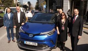 Toyota tarafından düzenlenen Hibrit Buluşmaları İzmir'de gerçekleştirildi.
Toyota Türkiye Pazarlama Grup Müdürü Barış Erdim (sağda) ve markanın İzmir bayilerinden temsilcilerin katıldığı etkinlikte hibrit CH-R modeli de tanıtıldı ( Tolga Albay - Anadolu Ajansı )