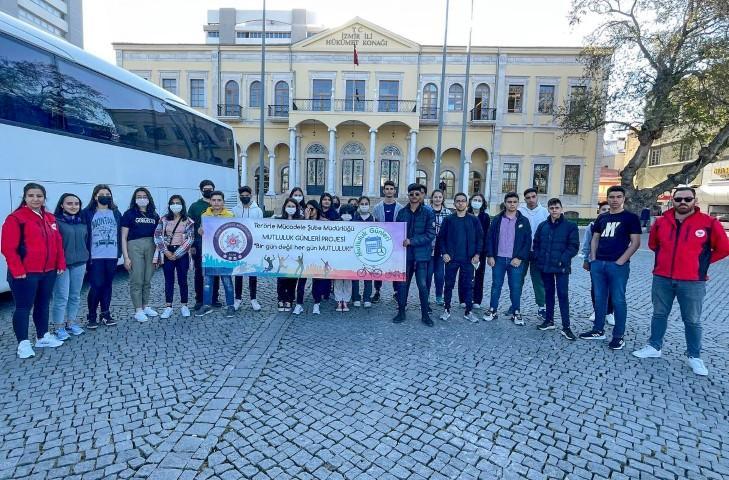 İzmir Emniyet Müdürlüğü Terörle Mücadele Şubesince yürütülen "Mutluluk Günleri 2022 Projesi" kapsamında 35 lise öğrencisi için Bergama ilçesine gezi düzenlendi. ( Tezcan Ekizler - Anadolu Ajansı )