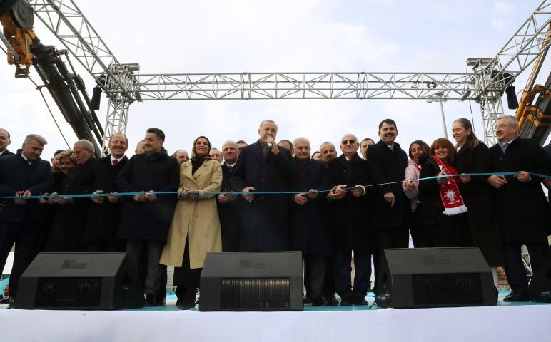 Türkiye Cumhurbaşkanı Recep Tayyip Erdoğan, İzmir'de Menemen-Aliağa-Çandarlı otoyolu açılışı törenine katıldı. Törene Ulaştırma ve Altyapı Bakanı Cahit Turhan, Sanayi ve Teknoloji Bakanı Mustafa Varank, Çevre ve Şehircilik Bakanı Murat Kurum ve AK Parti İzmir Milletvekili Binali Yıldırım, Tarım ve Orman Bakanı Bekir Pakdemirli de katıldı.  ( Cumhurbaşkanlığı / Murat Çetinmühürdar - Anadolu Ajansı )