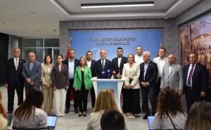 CHP’li vekiller sahaya indi