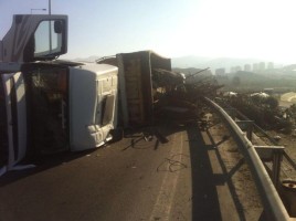 HURDA YÜKLÜ TIR DEVRİLDİ:1 YARALI