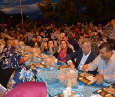 MENEMEN’DE BİRLİK VE BERABERLİK SOFRALARI AÇILDI