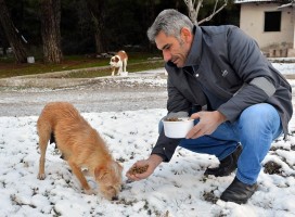 SOĞUK KIŞ GÜNLERİNDE SICAK BİR DOST ELİ