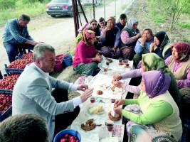 EMEKÇİ BAŞKAN ŞAHİN, GÜNE TARIM İŞÇİLERİYLE BAŞLADI