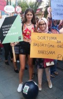 İZMİRLİ KADINLARDAN ‘KIYAFETİME KARIŞMA’ TEPKİSİ