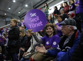 KARŞIYAKA'DA DOLU DOLU 8 MART