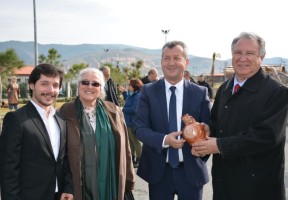 KENT KONSEYLERİ BİRLİĞİ'NDEN BAŞKAN ŞAHİN’E PLAKET