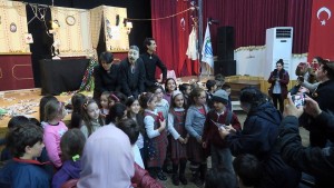 FOÇA’DA KUKLA TİYATROSU SAHNELENDİ