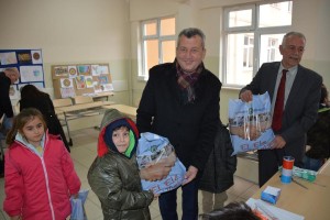 YOKSUL ÖĞRENCİLERİ ELLERİYLE GİYDİRDİ