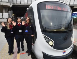 İZMİR METROSU’NDA GURUR GÜNÜ