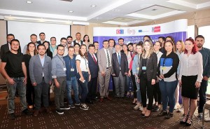 İZMİR’DE “YAZILI BASININ DİJİTAL DÖNÜŞÜMÜ” KONUŞULDU