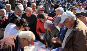 BERGAMA’DA 9.GELENEKSEL AŞURE HAYRI YAPILDI