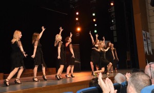 SANAYİCİ EŞLERİ ÖĞRENCİLER İÇİN SAHNEDE