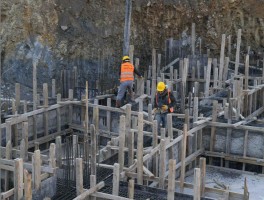 BAYRAKLI’DA ŞANTİYE BİNASININ TEMELİ ATILDI