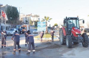 DİKİLİ SOKAKLARINDA TEMİZLİK SEFERBERLİĞİ