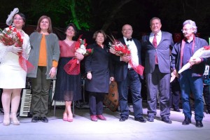 DİKİLİ'DE ANLAMLI GÜNE MUHTEŞEM KUTLAMA