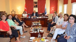 BAŞKAN EŞLERİ DİKİLİ'YE HAYRAN KALDI