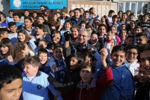 MİNİKLERDEN AKPINAR’A SEVGİ SELİ