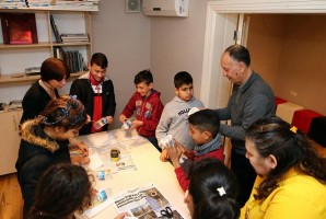 KONAKLI MİNİKLER KUKLAYLA SEVİNDİ