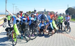 BERGAMA AKTİF BİSİKLETÇİLERDEN SOSYAL DUYARLILIK