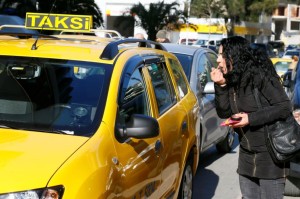 "MAKYAJIMIZI DA YAPARIZ, TAKSİ ŞOFÖRLÜĞÜ DE YAPARIZ"