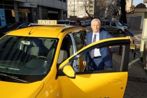 2 BİN LİRA MAAŞLA KADIN TAKSİCİ ARANIYOR