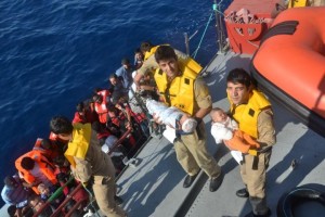 KUNDAKTAKİ BEBEKLERLE UMUDA YOLCULUK