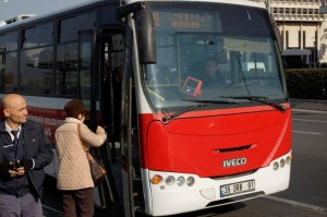 EMEKLİLERDEN ULAŞIM ZAMMINA TEPKİ