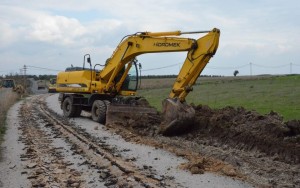 DİKİLİ BELEDİYESİ YOLU KISALTTI