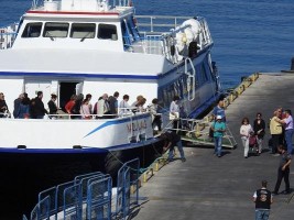 TURİSTLER DİKİLİ’DE ALIŞVERİŞE AKIN ETTİ