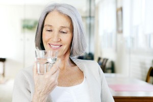 YAŞLILIKTA HER İLAÇLA BİR BARDAK SU İÇ!