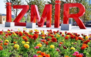 İZMİR’İN HER YERİNDE ÇİÇEKLER AÇAR