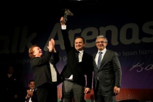 KARŞIYAKA'NIN BASIN ÖZGÜRLÜĞÜ ÖDÜLÜ GÖKMEN ULU'YA